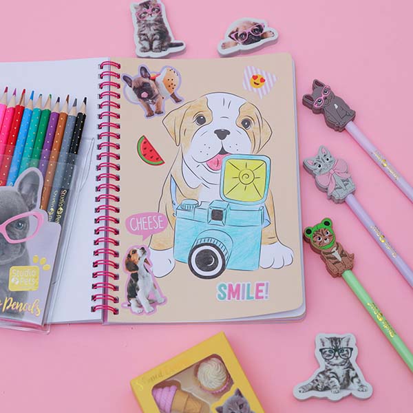 Kleurboek met Stickers - A5 Mopshond Snuggle Editie