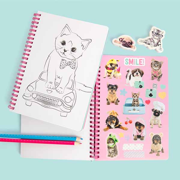 Kleurboek met Stickers - A5 Mopshond Snuggle Editie